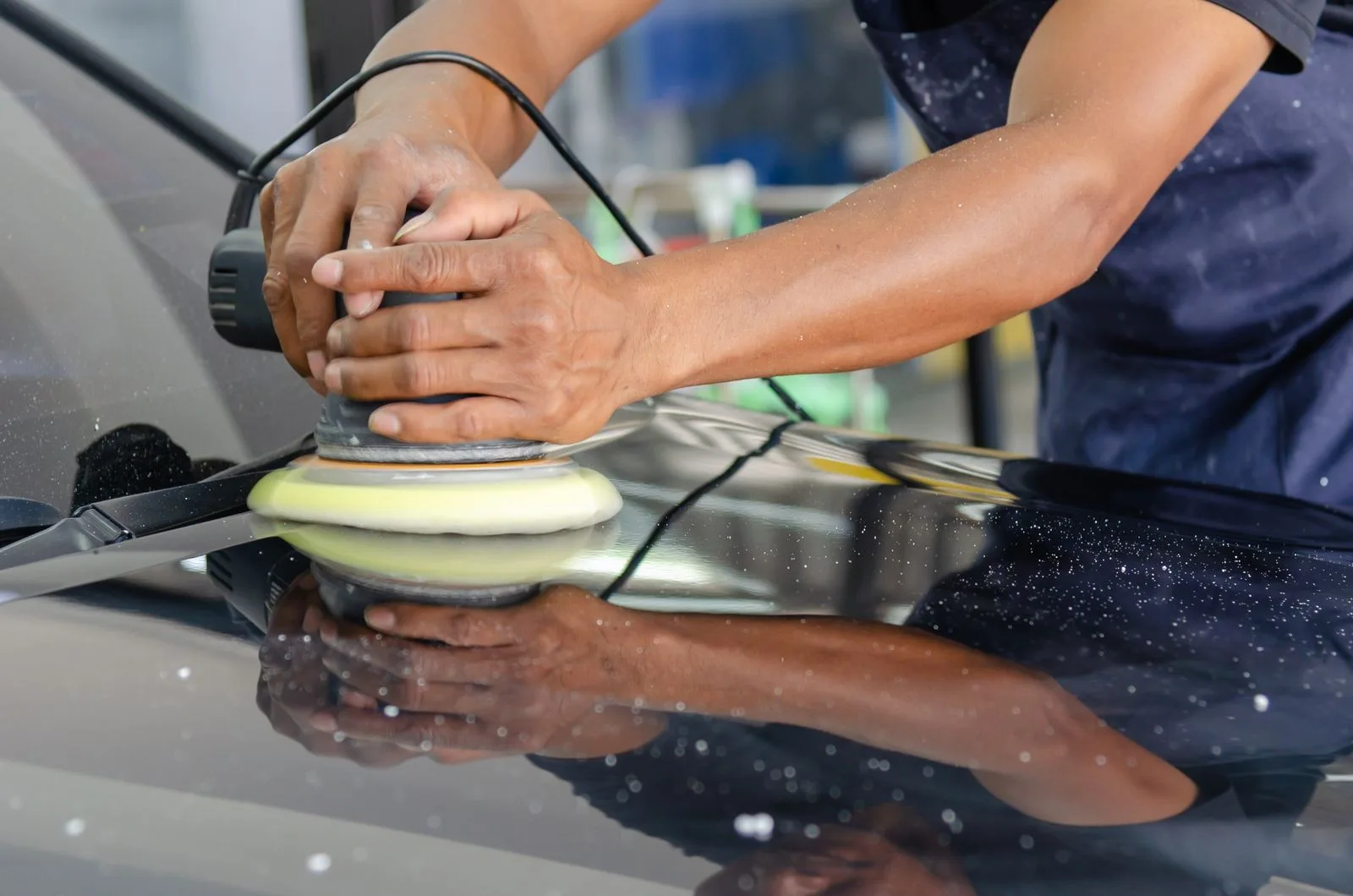 Kỹ thuật viên đánh bóng và phủ ceramic cho xe